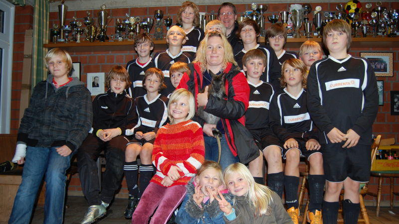 Aussie-Nachwuchs in Kevelaer Fußballmanschaft mit ihrem Maskottchen, dem Kängurubaby Guru. Foto: VOX