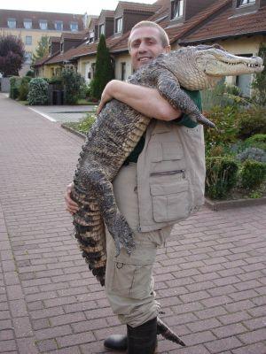 Panzerechsen in Hessen Oratio Martino mit Alligator Giorgio auf dem Arm. Foto: VOX/Christian Ehrlich