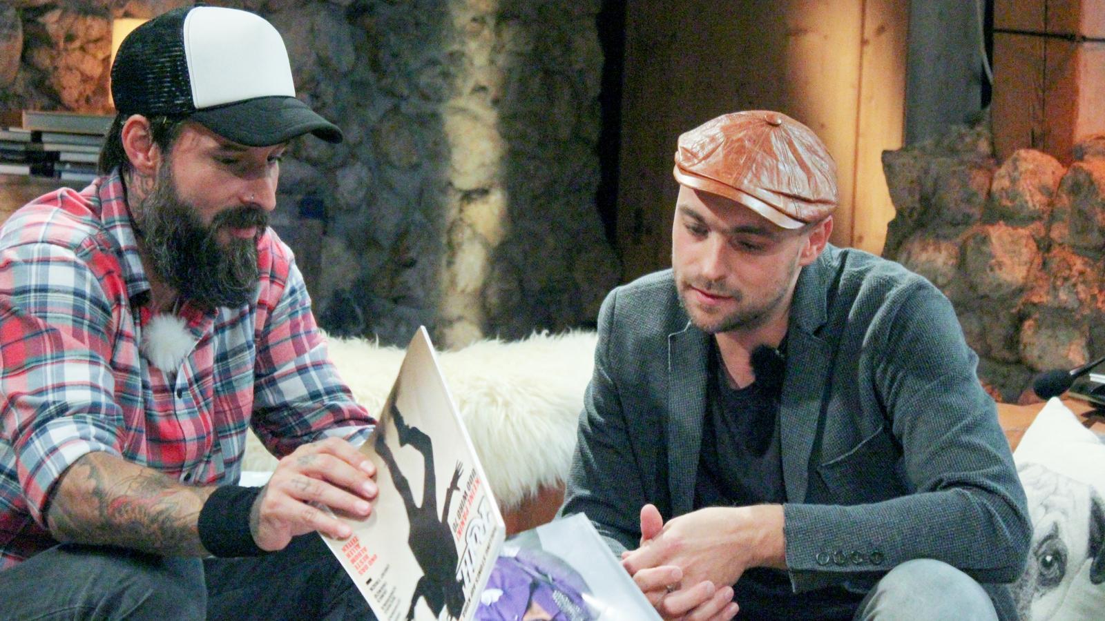 One Night Song 2017: Max Mutzke zu Gast im "Wirtz-Haus" Daniel Wirtz und Max Mutzke (r.) stöbern in alten Musik-Magazinen, und schwelgen dabei in Erinnerungen.