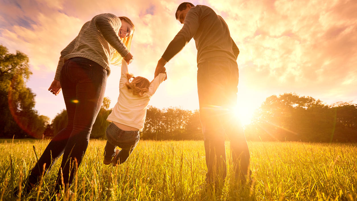 Papa-Kolumne: Ein Kind ist kein Kind? Diesen Spruch braucht niemand! Familie mit Kind
