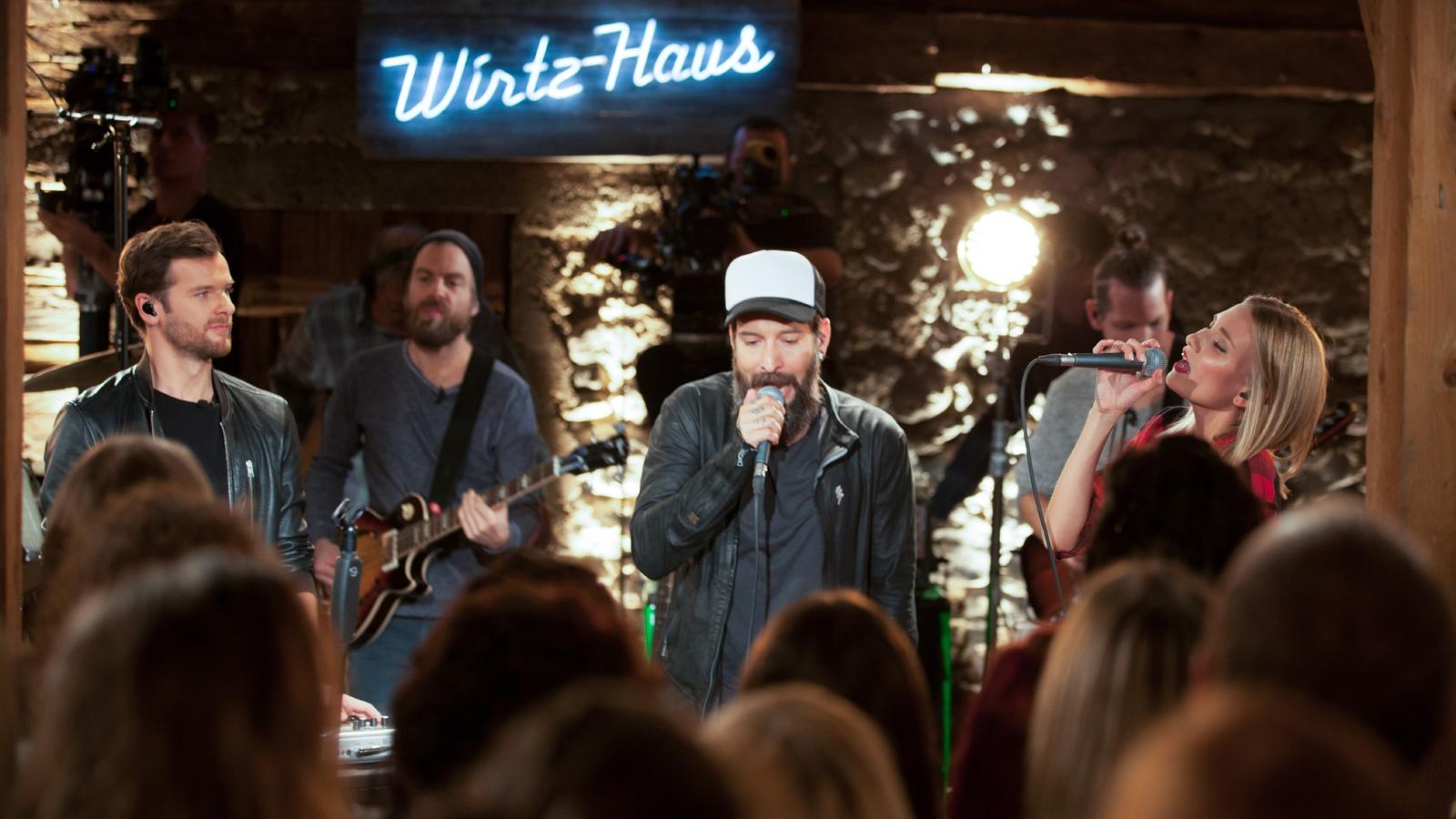 One Night Song 2017: Daniel Wirtz und "Glasperlenspiel" performen "Mr. Brightside" Glasperlenspiel und Daniel Wirtz (M.)