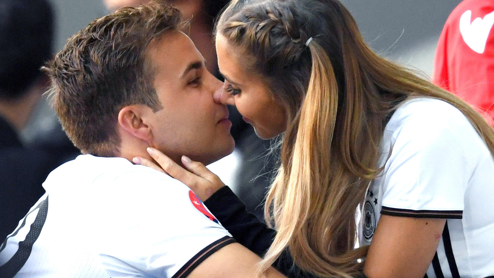 Mario Götzes Frau Ann-Kathrin ist öfter mal „hangry“ ARCHIV - Fußballprofi Mario Götze küsst seine Freundin Ann-Kathrin Brömmel am 26.06.2016 in Lille (Frankreich) nach dem EM-Spiel gegen die Slowakei. (zu dpa "Mario Götze und Ann-Kathrin Brömmel sind verlobt" vom 30.06.2017) Foto: Arne Dedert/dpa +++(