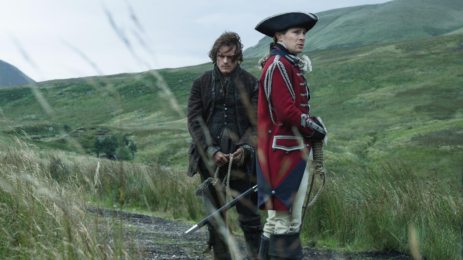 David Berry spielt den Offizier Lord John Grey Jamie Fraser (Sam Heughan) und John William Grey (David Berry, r.)