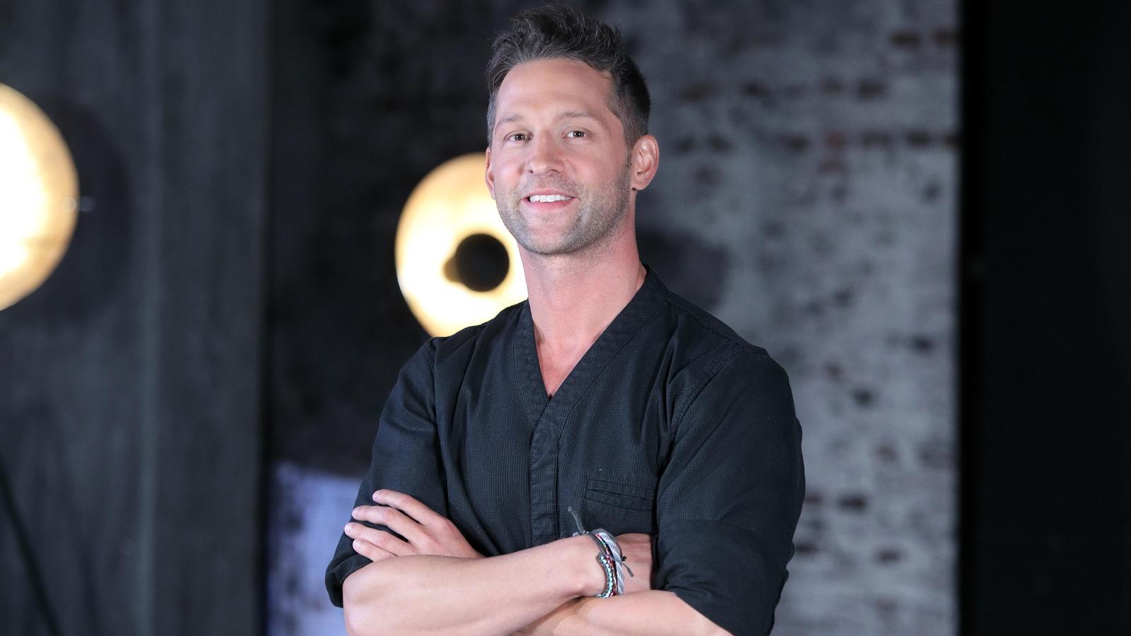 Grill den Profi 2017: Alexander Kumptner – Der sportliche Starkoch mit Schwung Alexander Kumptner tritt bei "Grill den Profi" 2017 an.