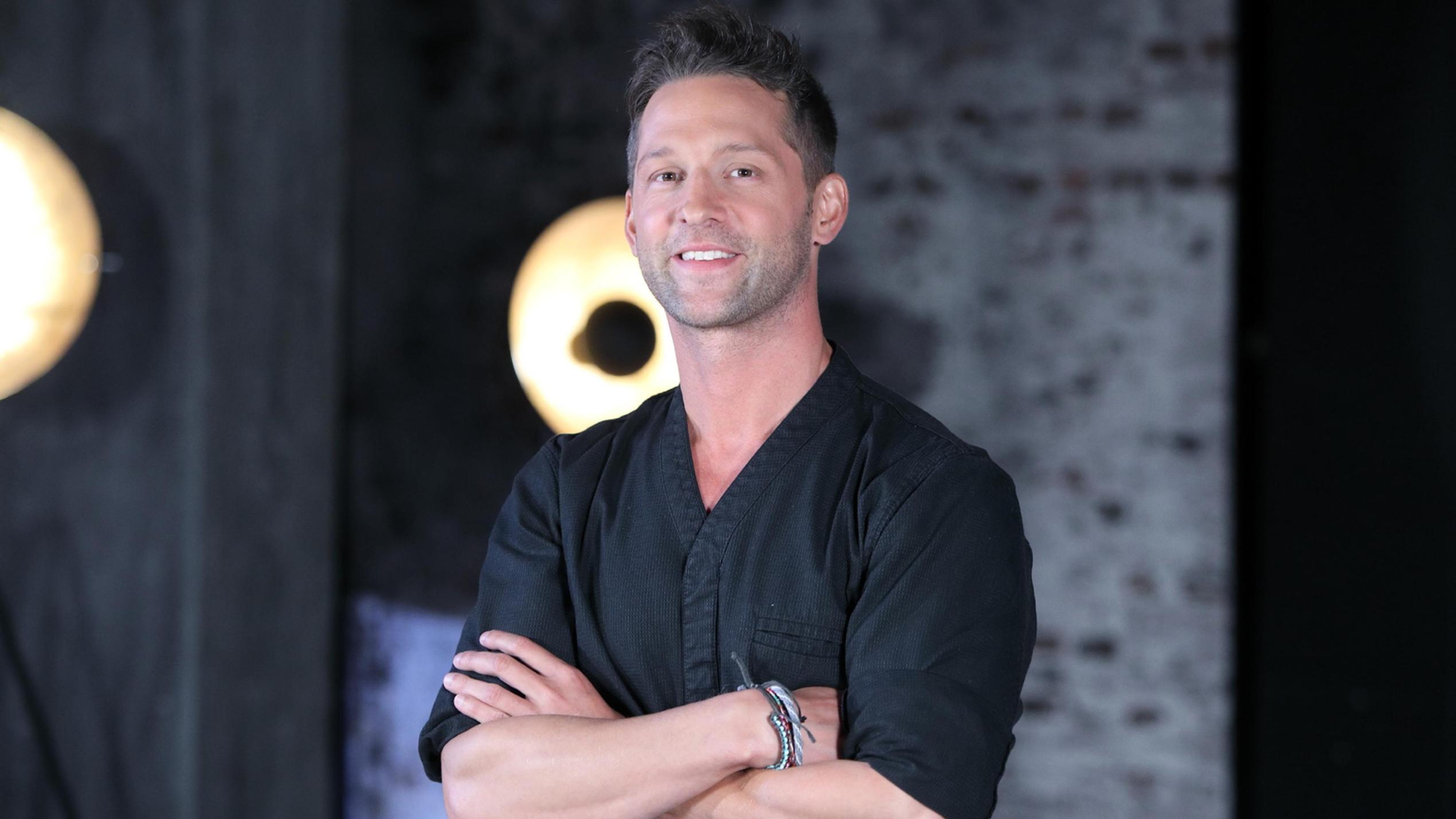 Grill den Profi 2017: Alexander Kumptner – Der sportliche Starkoch mit Schwung Alexander Kumptner tritt bei "Grill den Profi" 2017 an.