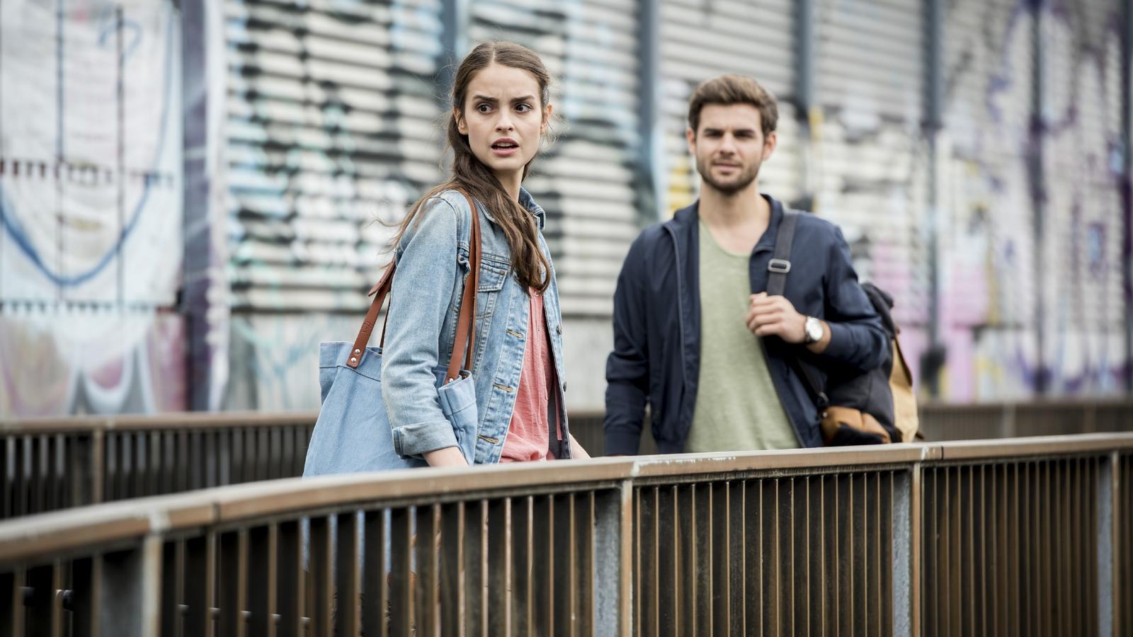 Club der roten Bänder: Hugo kämpft um jeden kleinen Schritt Emma (Luise Befort) ist in Gedanken, als plötzlich Victor (Lucas Reiber) auftaucht und ihr ein Zimmer in seiner WG anbietet.