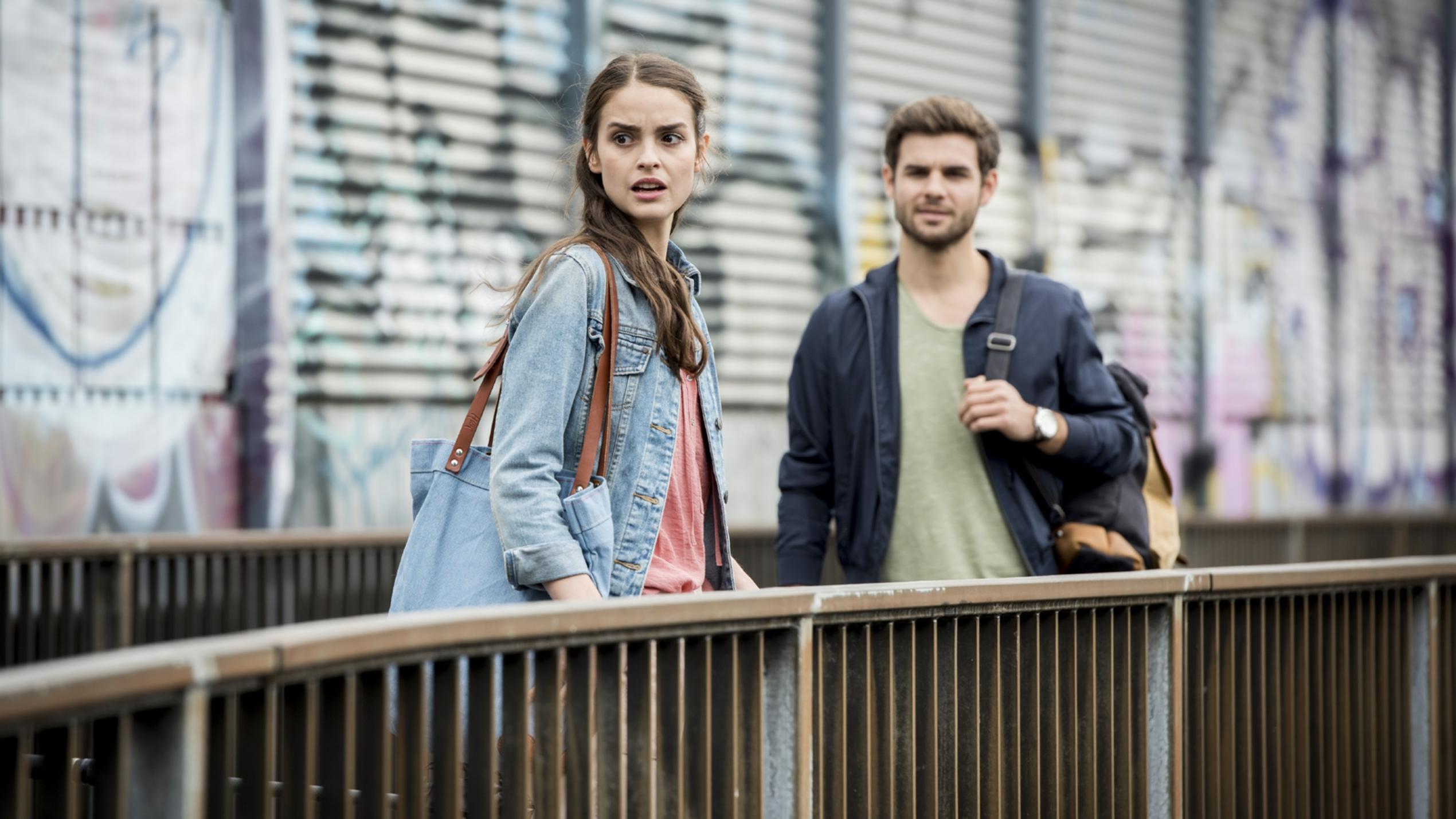 Club der roten Bänder: Hugo kämpft um jeden kleinen Schritt Emma (Luise Befort) ist in Gedanken, als plötzlich Victor (Lucas Reiber) auftaucht und ihr ein Zimmer in seiner WG anbietet.
