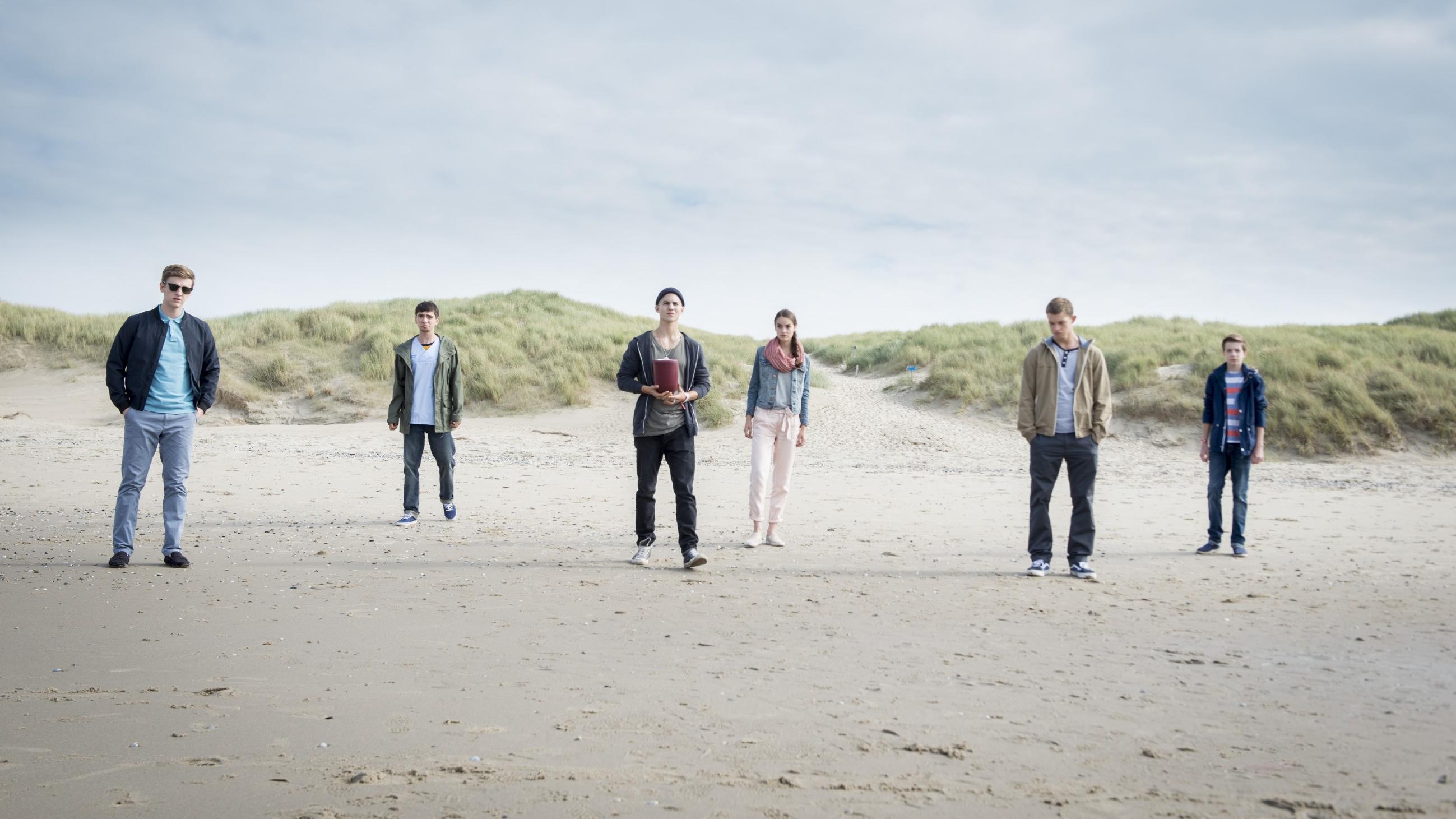 Club der roten Bänder: Welches Mitglied bist du? V.l.: Alex (Timur Bartels), Toni (Ivo Kortlang), Leo (Tim Oliver Schultz), Emma (Luise Befort), Jonas (Damian Hardung) und Hugo (Nick Julius Schuck) nehmen Abschied von einem guten Freund.
