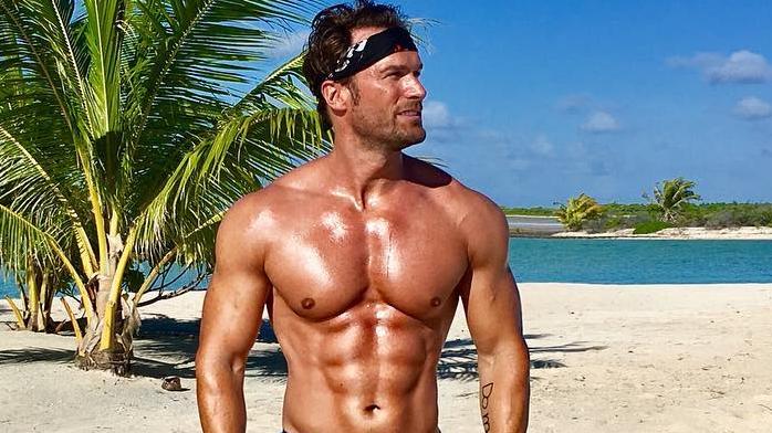 Bastian Yotta: "Adam sucht Eva"-Star wurde in Frankfurt festgenommen Millionär Bastian Yotta oberkörperfrei am Miami Beach in Florida im Juli 2017