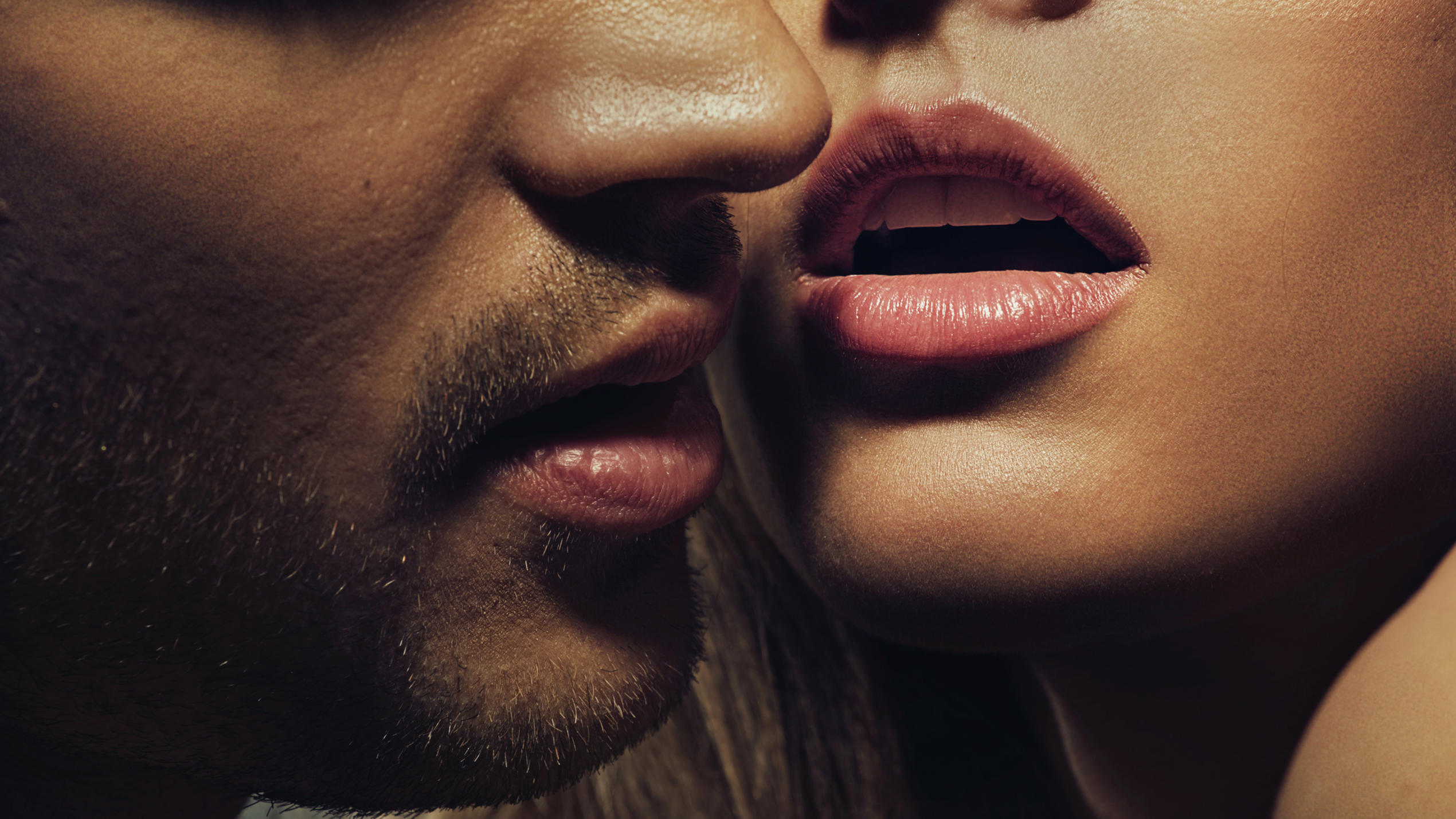 Beispiele für guten Dirty Talk: Mit Worten verführen Heiße Worte können Sex noch besser machen.
