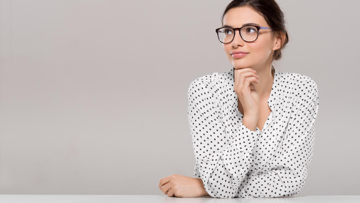 Fashion Lexikon: Nerdbrille Junge Frau mit Nerdbrille