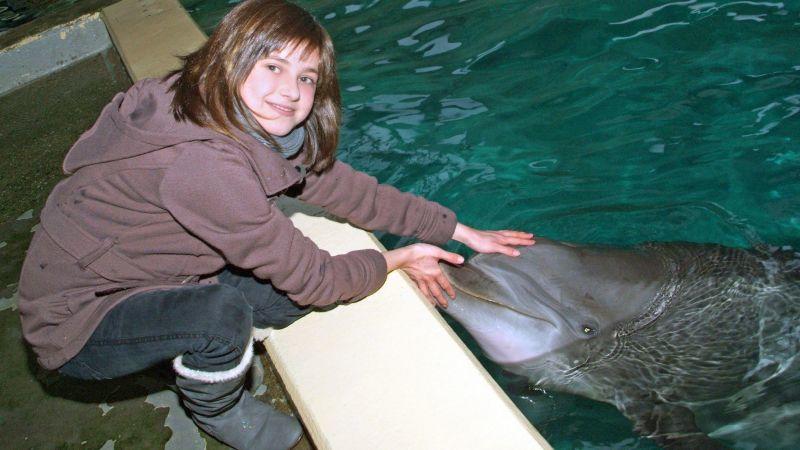 Wünsche werden wahr Marie Christine streichelt einen Delfin. Foto: VOX/Christian Schäfer