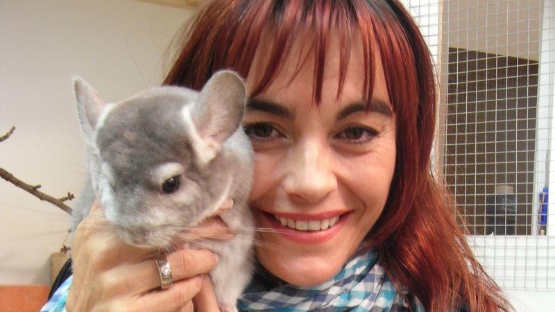 Die Themen im neuen Jahr! hundkatzemaus-Reporterin Diana Eichhorn mit Chinchilla. Foto: VOX/DOCMA TV/Manuela Bauer