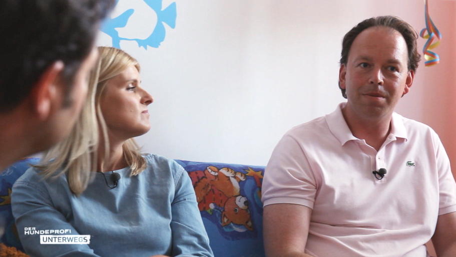 Der Hundeprofi unterwegs: Martin Rütter besucht ein Kinderhospiz Der Hundeprofi unterwegs: Martin Rütter möchte von Tims Eltern wissen, wie sie mit dieser schwierigen Situation umgehen.