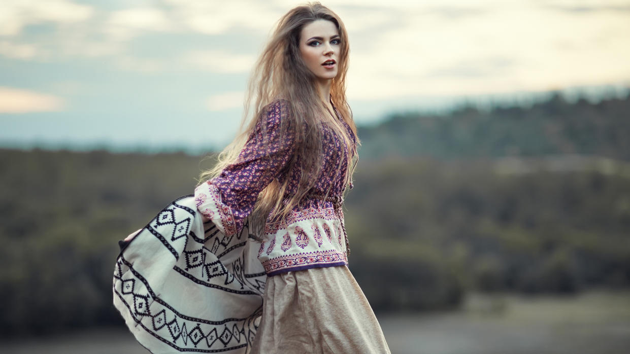 Fashion Lexikon: Boho style Junges Mädchen im Boho-Style