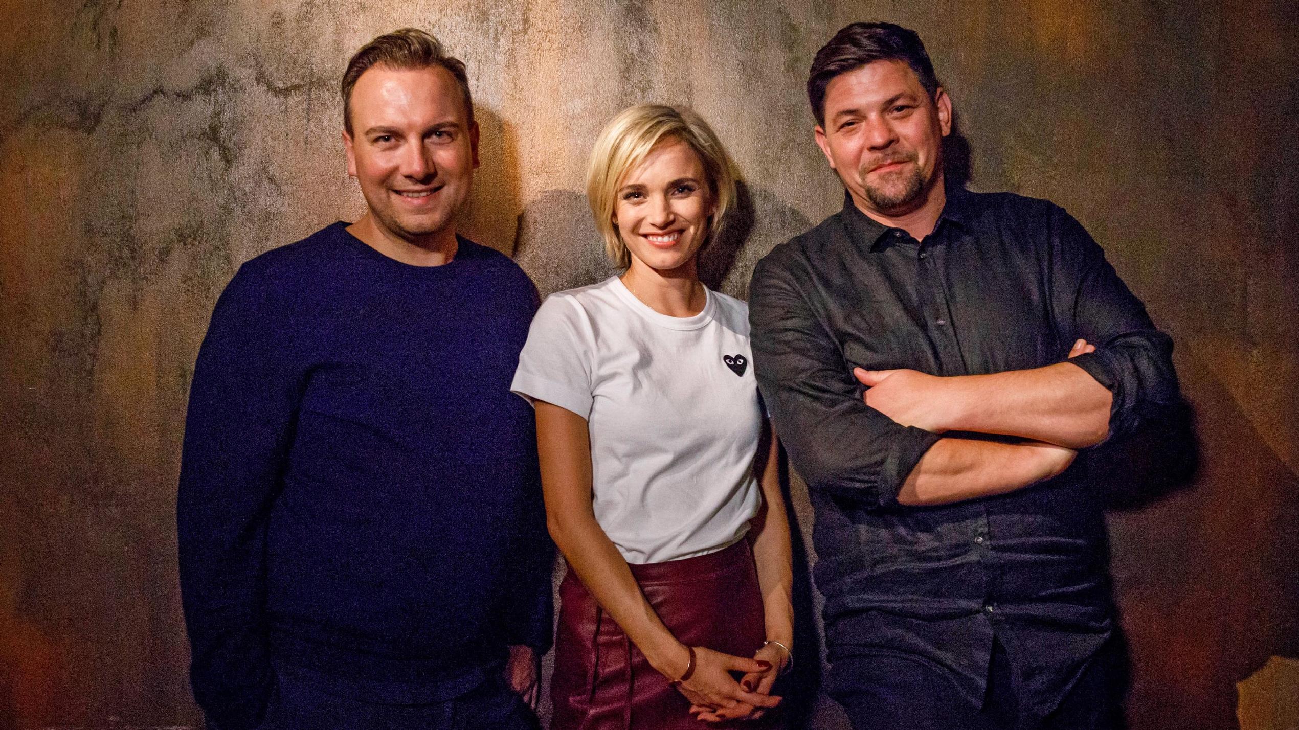 Knife Fight Club: So funktioniert die neue Koch-Competition Bei "Knife Fight Club" sitzen Tim Raue und Tim Mälzer in der Jury. Annie Hoffmann moderiert den kulinarischen Wettstreit.