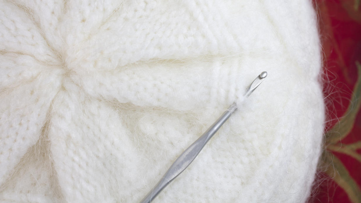 Fashion Lexikon: Angora Angora Garn mit Häkelnadel
