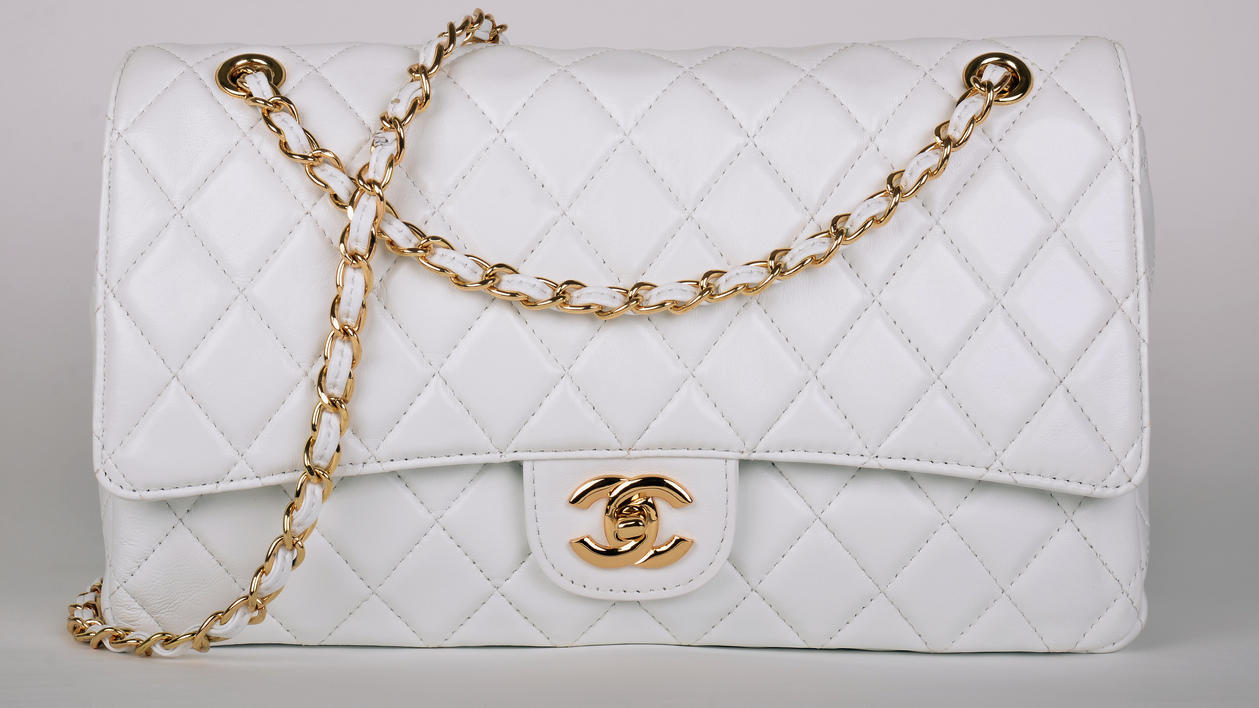 Fashion Lexikon: Label Tasche mit Chanel Label