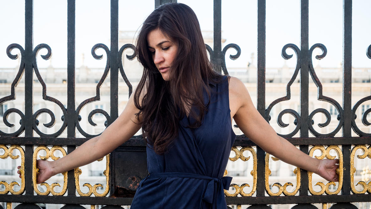 Fashion Lexikon: Indigo Frau trägt Kleid in der Farbe Indigo