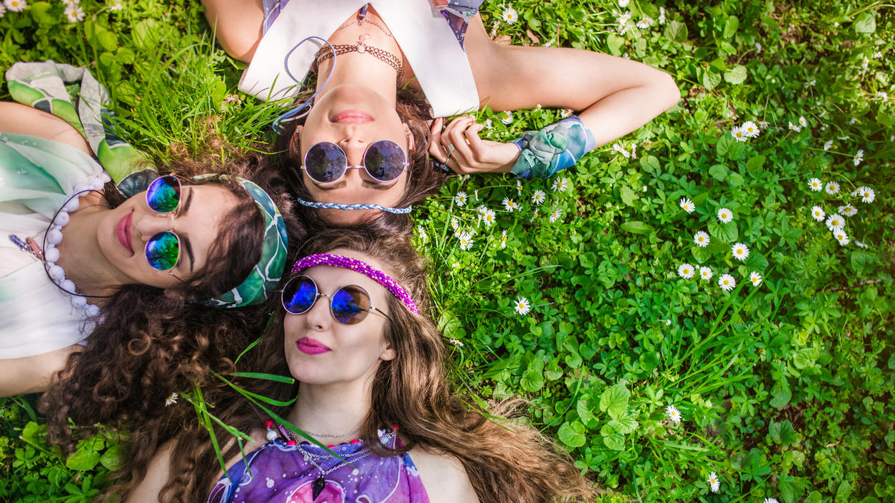 Fashion Lexikon: Hippie-Look Mädchen im Hippie-Look