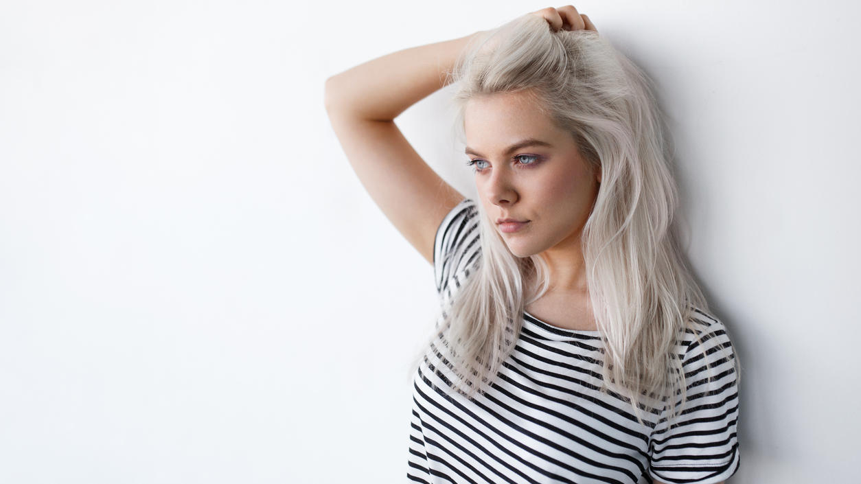 Fashion Lexikon: Shirt Frau im gestreiften Shirt