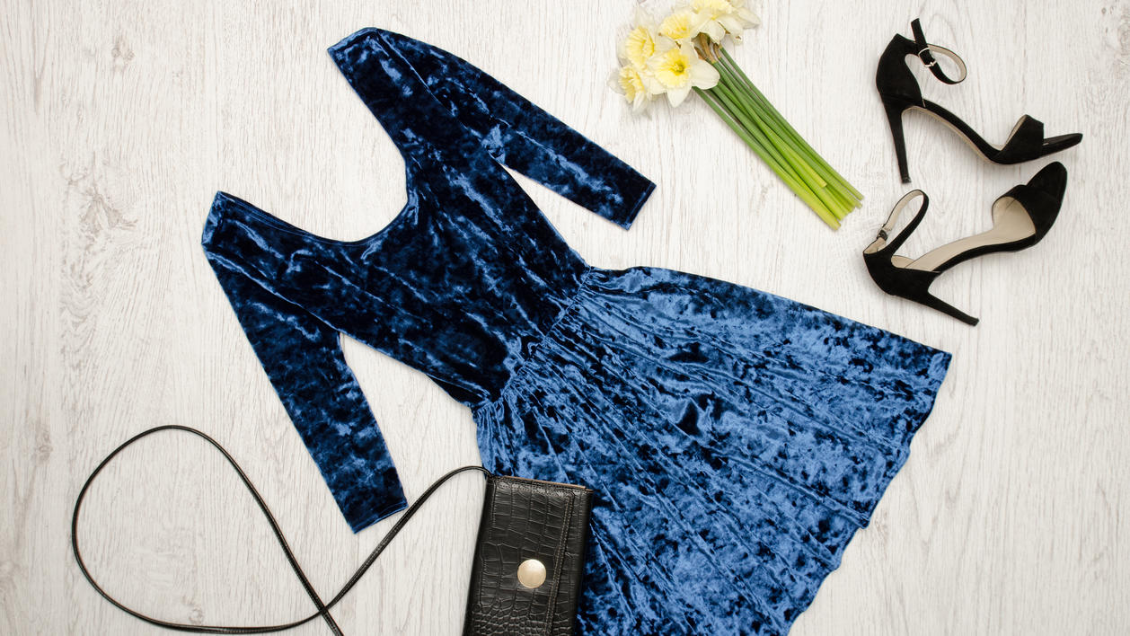 Fashion Lexikon: Velvet Blaues Velvet Kleid schick kombiniert