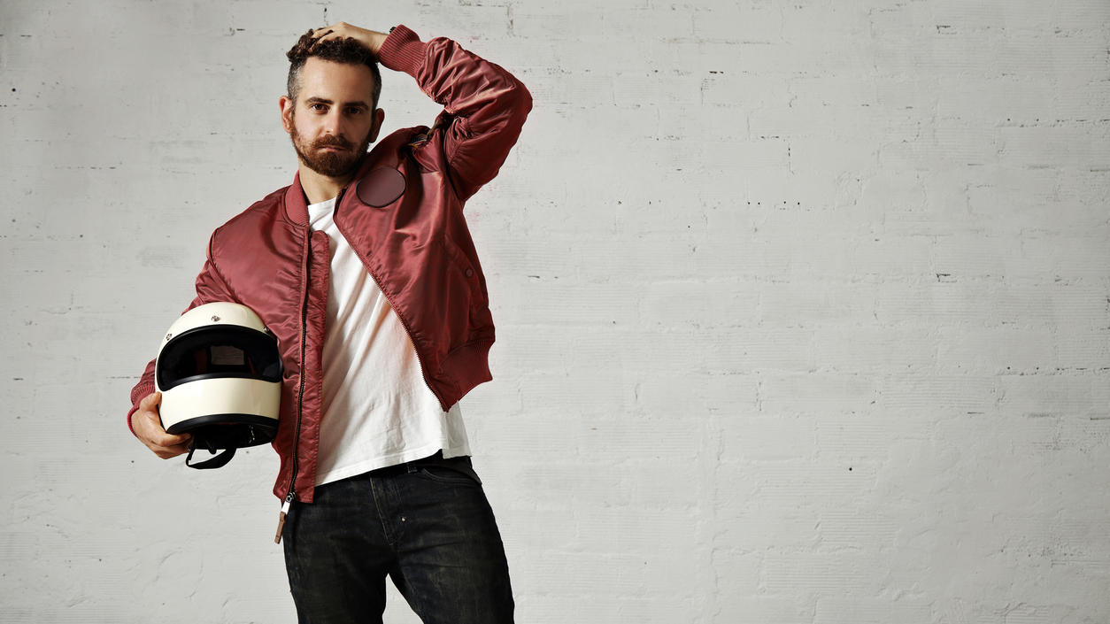 Fashion Lexikon: Bomberjacke Motorbiker in roter Bomberjacke