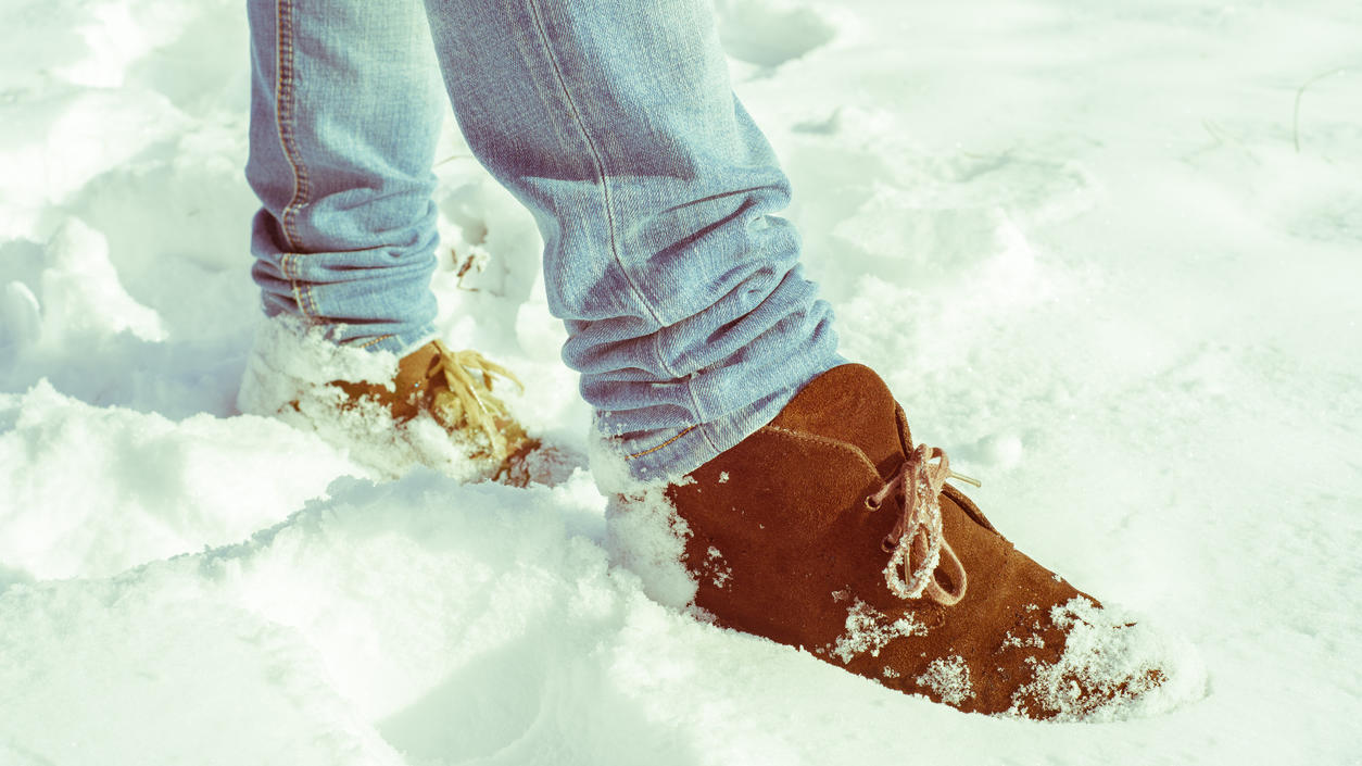 Fashion Lexikon: Desert Boots Braune Desert Boots im Schnee