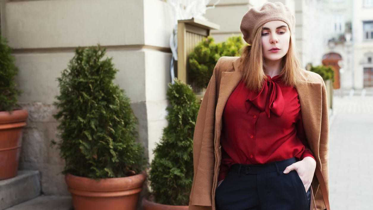Fashion Lexikon: Schluppenbluse Frau mit roter Schluppenbluse