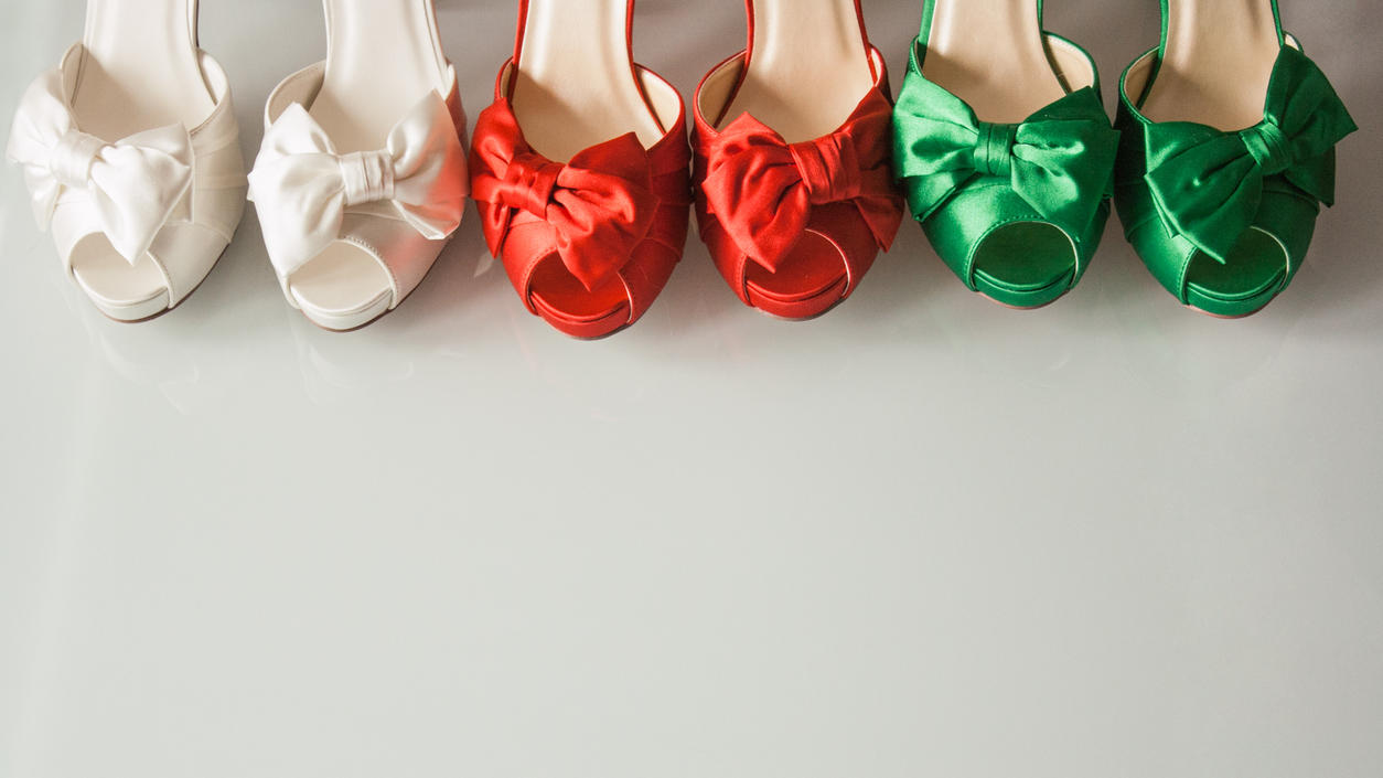 Fashion Lexikon: Peeptoes Drei verschiedene Paare Peeptoes aus Satin