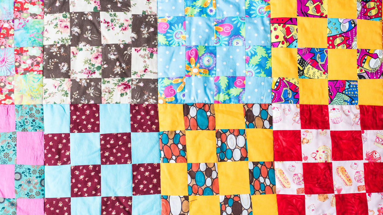 Fashion Lexikon: Patchwork Patchwork Decke mit verschiedenen Mustern und Farben