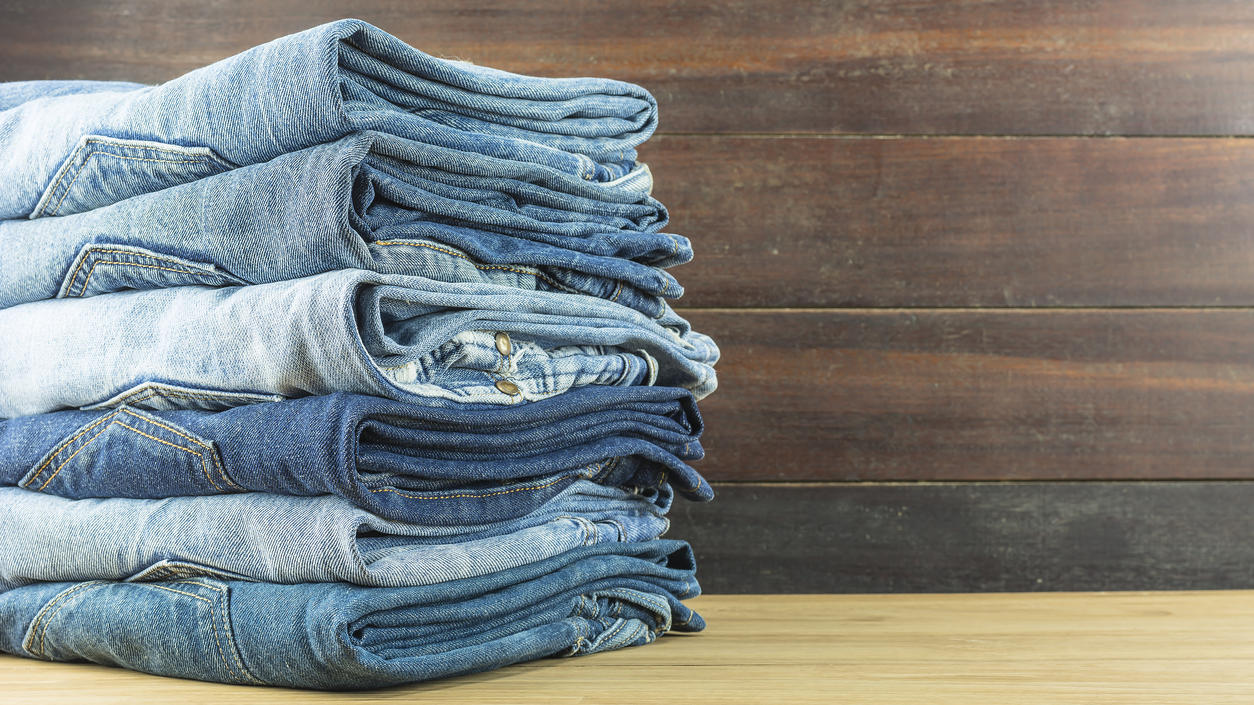 Fashion Lexikon: Jeans Hier ist ein Stapel aus sechs gefalteten Jeans abgebildet.