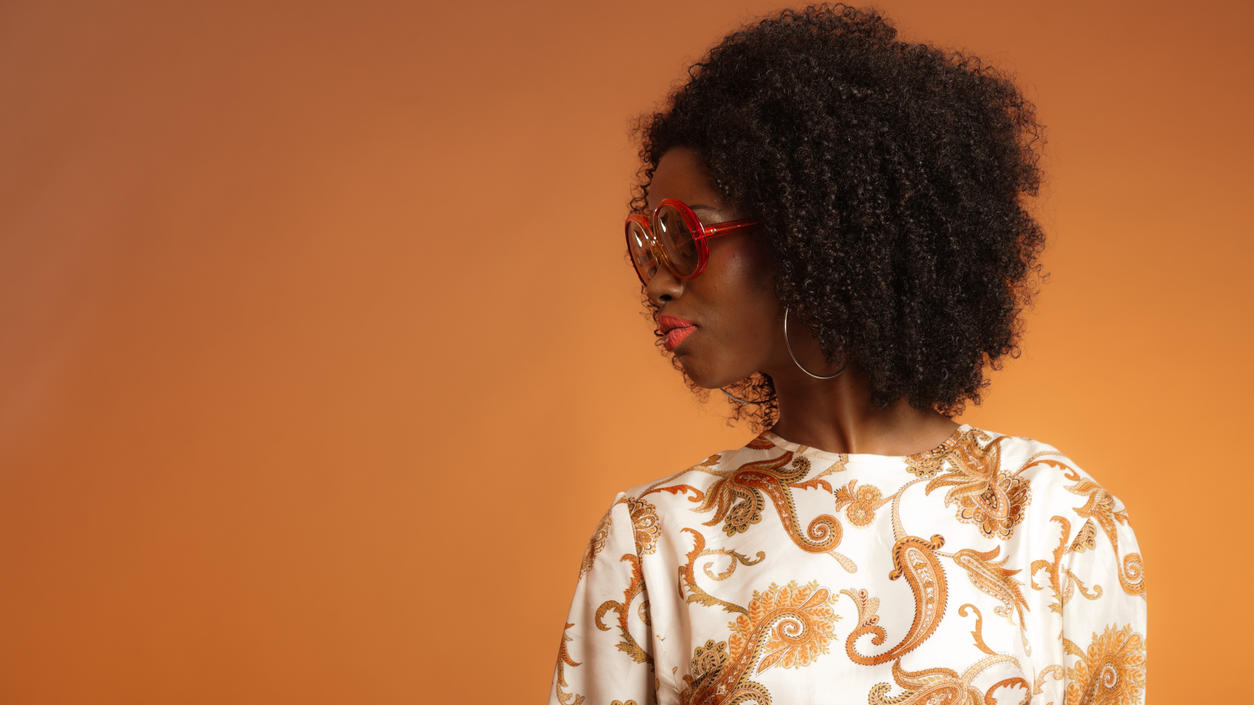 Fashion Lexikon: Paisleymuster Farbige Frau im Ethno-Look