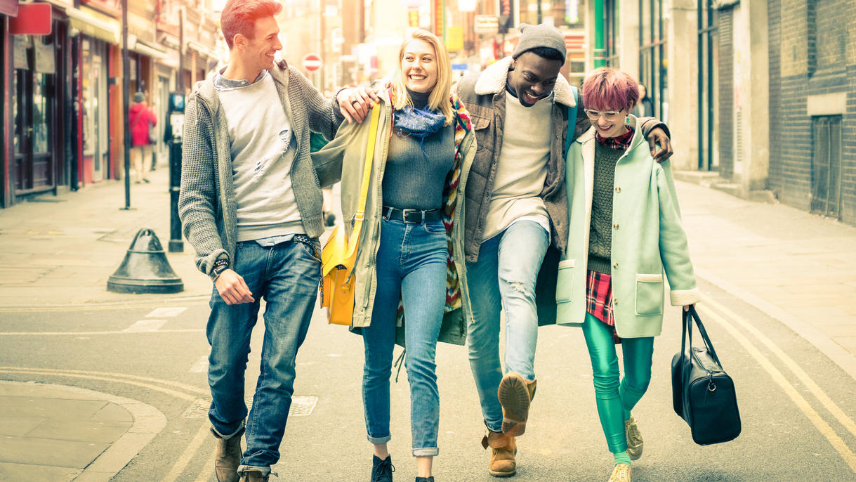 Fashion Lexikon: Streetwear Vier Freunde machen einen Stadtbummel und tragen Streetwear.