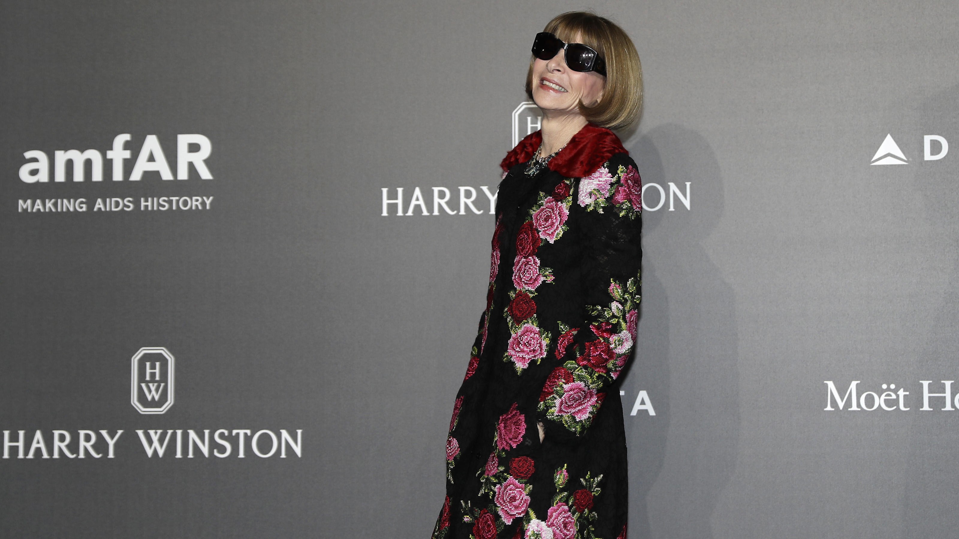 Fashion Lexikon: Anna Wintour Anna Wintour posiert mit Sonnenbrille
