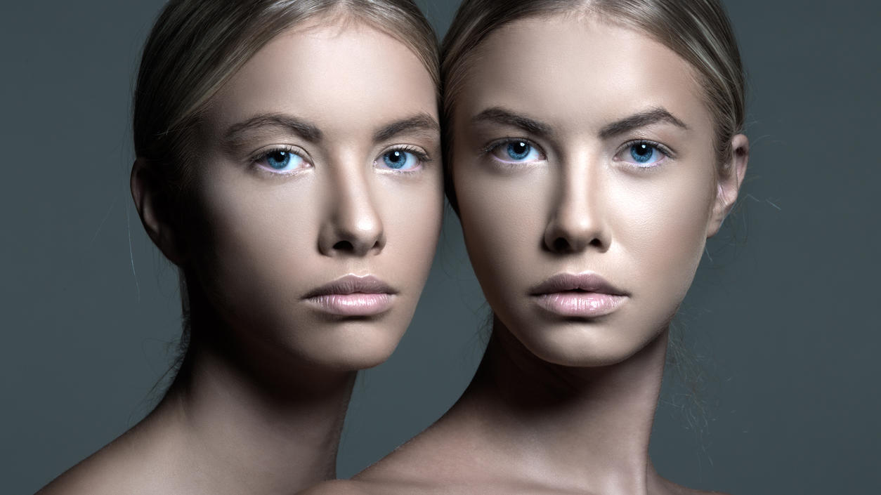 Fashion Lexikon: Nude Look Zwillinge, die im Nude-Look geschminkt sind