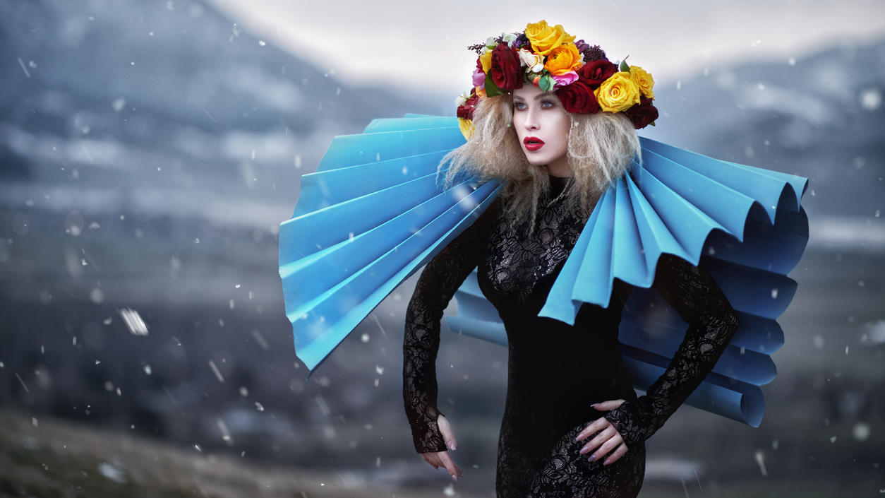 Fashion Lexikon: Avantgarde Frau posiert im Avantgarde-Style