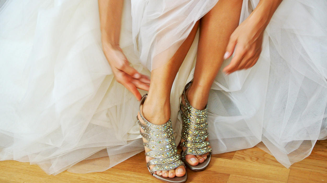 Fashion Lexikon: Organza Braut in einem Kleid aus Organze und goldenen High Heels