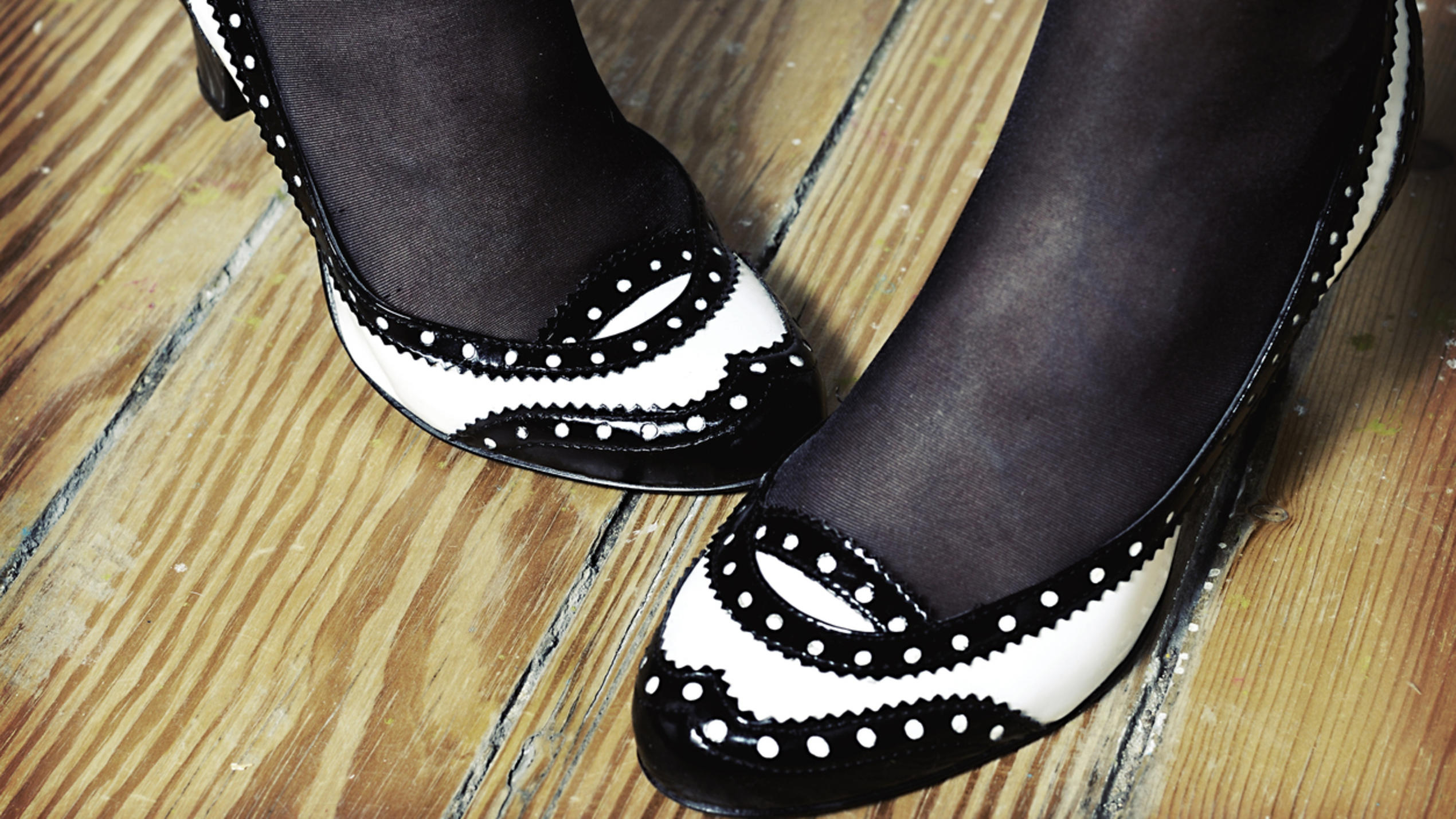 Fashion Lexikon: Ballerinas Schwarz weiße Ballerinas mit eleganter Strumpfhose
