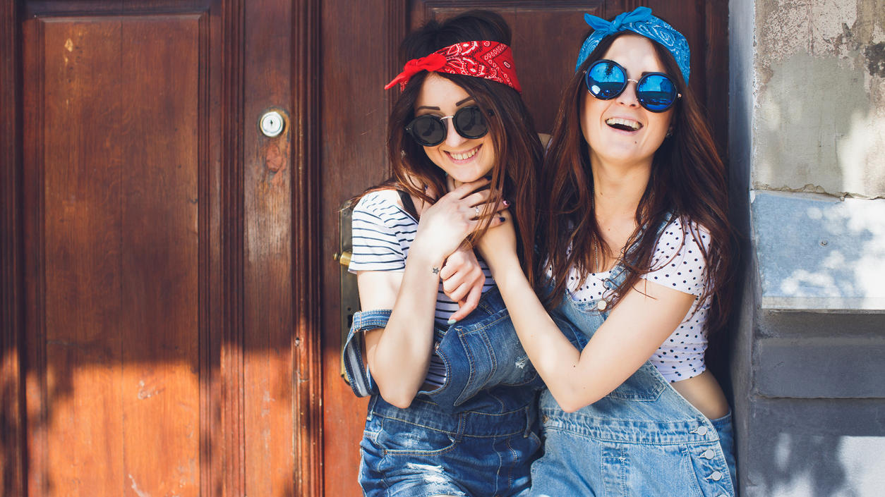 Fashion Lexikon: Bandana Zwillinge in den Armen liegend mit Bandana