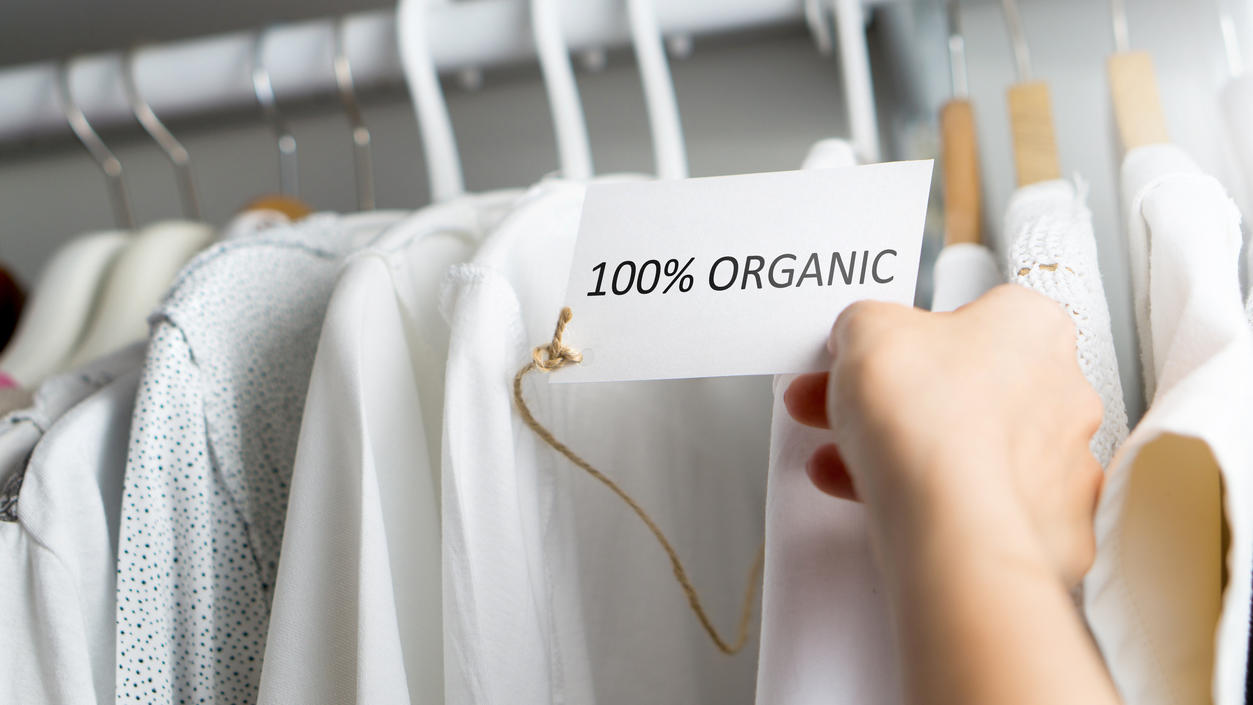 Fashion Lexikon: Fair Trade Mehrere T-Shirts, die mit fair trade ausgeschildert sind.