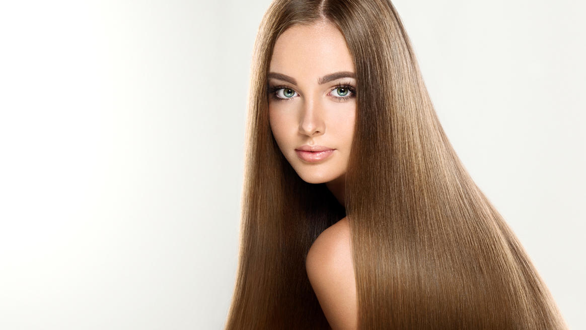 Fashion Lexikon: Sleek-Look Mädchen trägt den Sleek-Look und hat lange glatte braune Haare