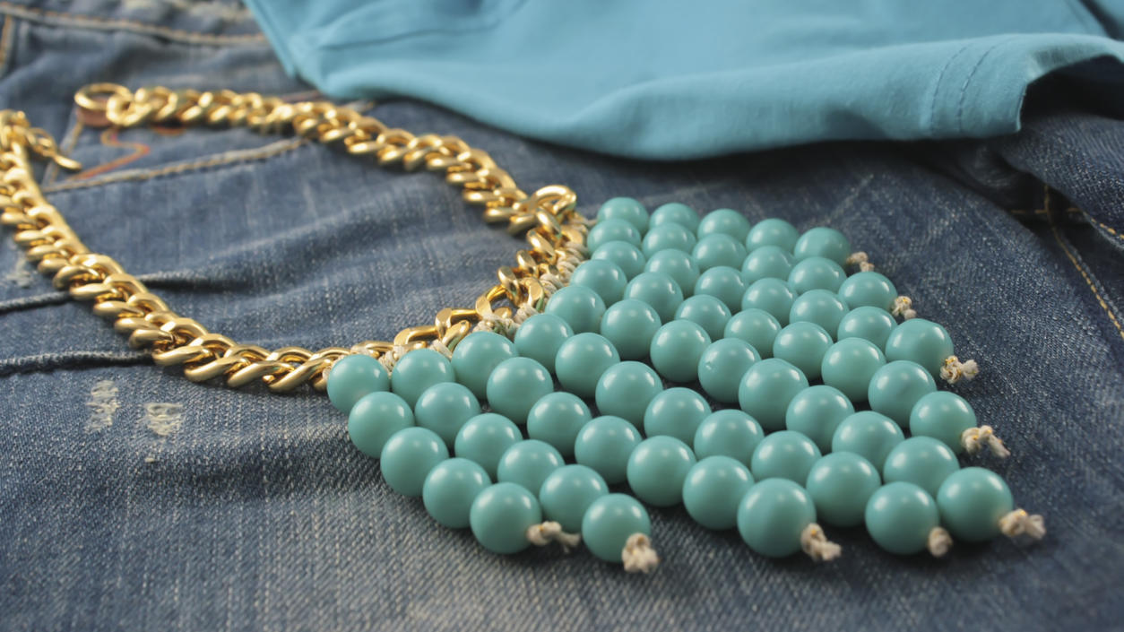 Fashion Lexikon: Statement / Understatement goldene Statement-Kette mit grünen Perlen