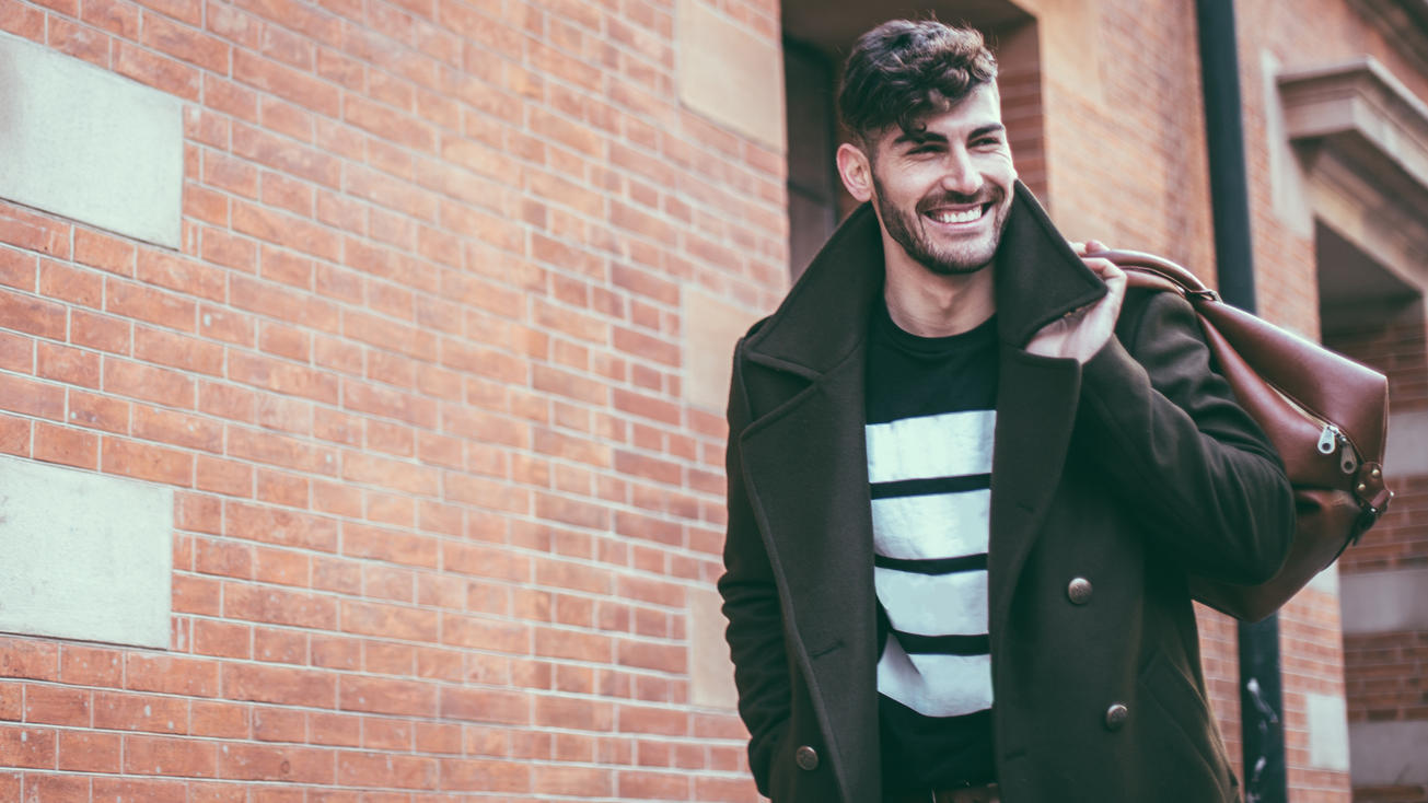 Fashion Lexikon: Cabanjacke Lachender Mann trägt eine grüne Cabanjacke