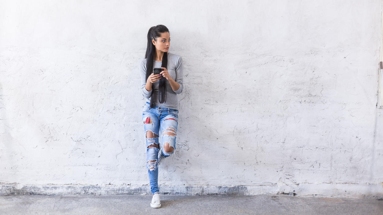 Fashion Lexikon: Stoned / Stonewashed / Bleached / destroyed Mädchen trägt destroyed und stoned Jeans