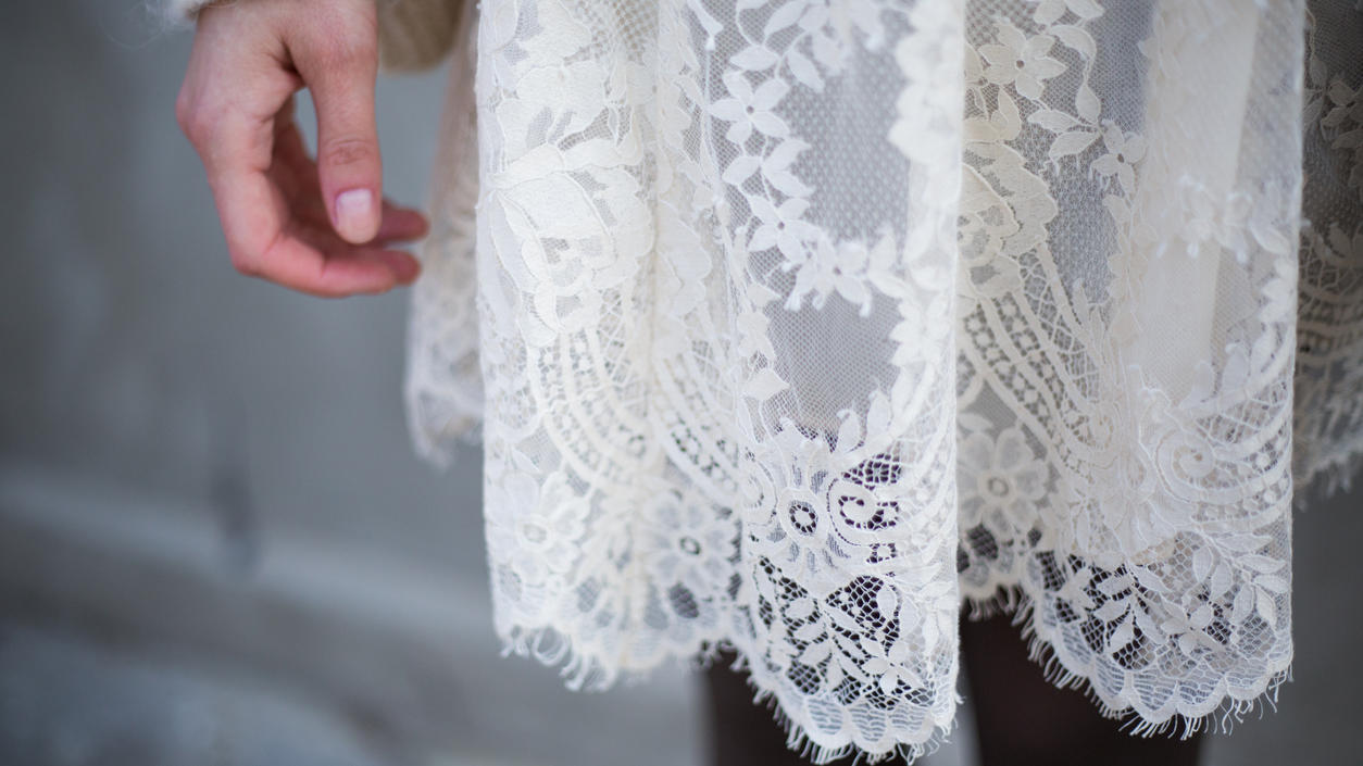 Fashion Lexikon: Bordüre Vintage-Kleid mit Bordüre in der Nahaufnahme
