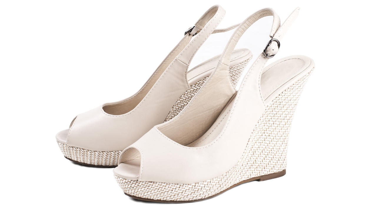 Fashion Lexikon: Wedges Beige Wedges mit einem geflochtenen Absatz