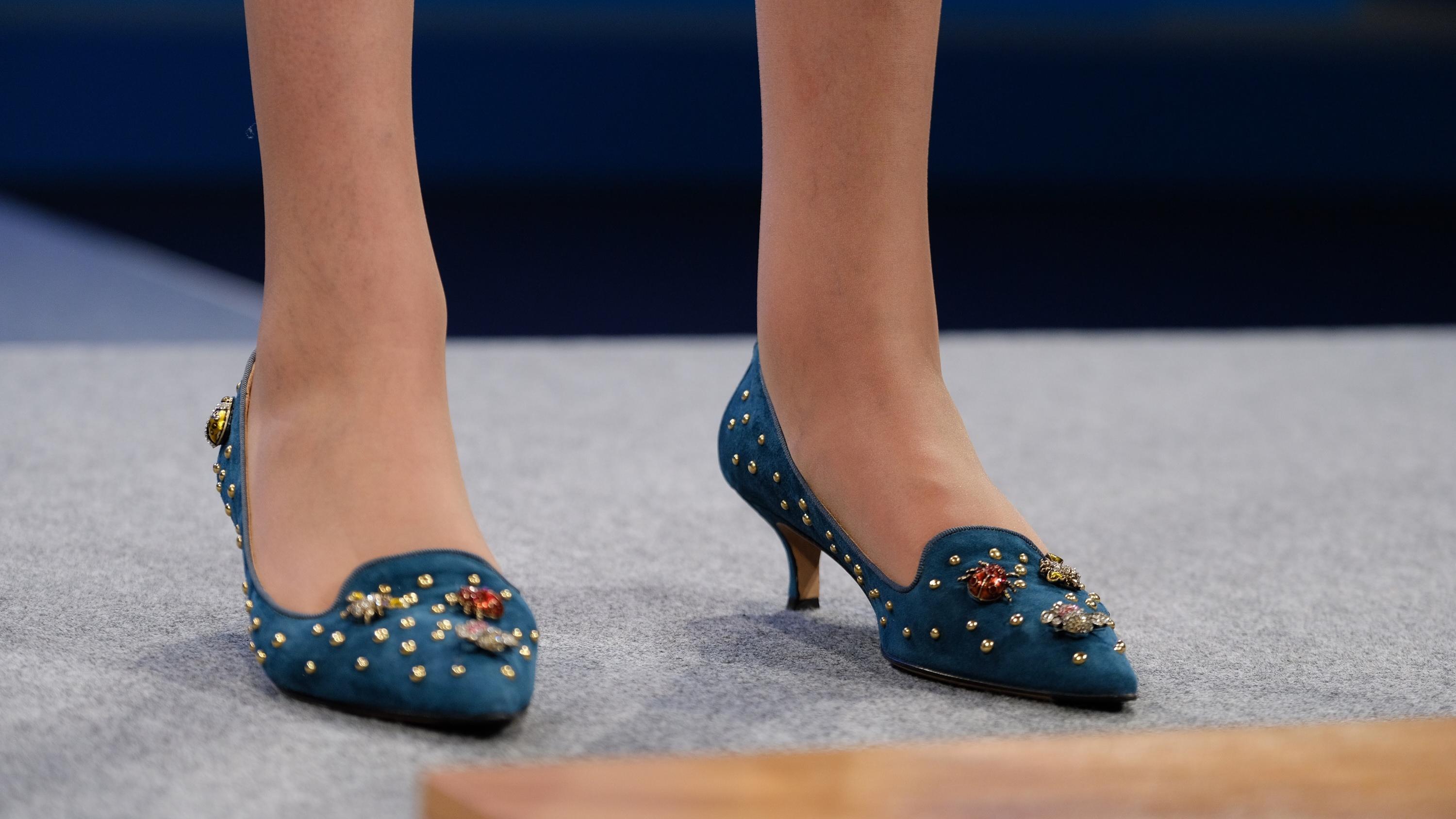 Fashion Lexikon: Kitten Heels Unterer Abschnitt zweier Beine, die Kitten Heels tragen.