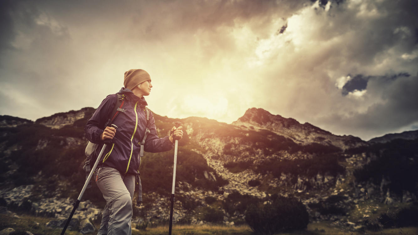 Fashion Lexikon: Gore-Tex Ein Wanderer in den Bergen trägt Kleidung aus Gore-Tex