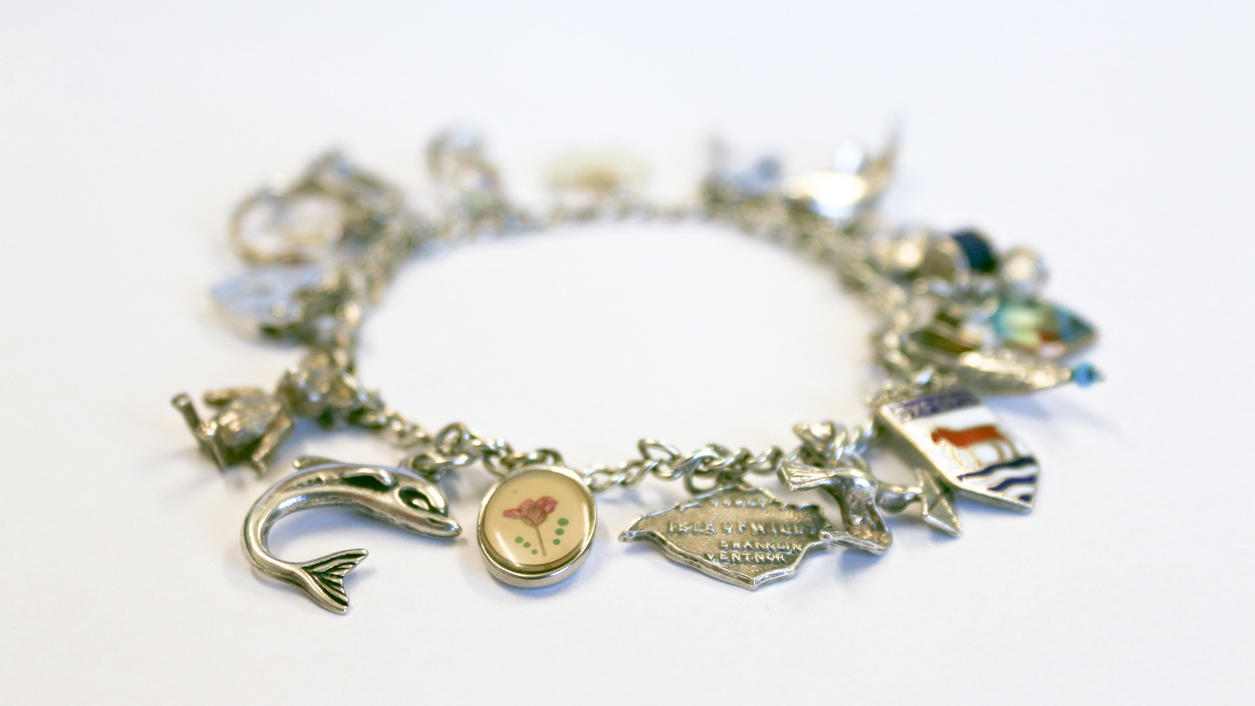 Fashion Lexikon: Bettelarmband Bettelarmband mit vielen Anhängern